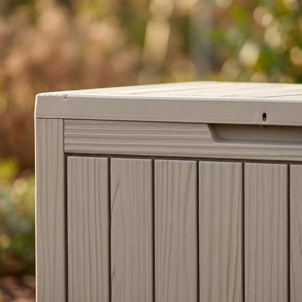 Detailaufnahme einer Gartenbox aus Kunststoff mit Holzoptik und vertikalen Paneelen.