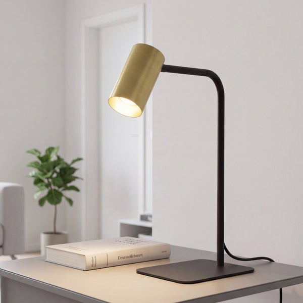 Moderne Tischleuchte mit zylinderförmigem Schirm und quadratischem Standfuß in minimalistischem Design