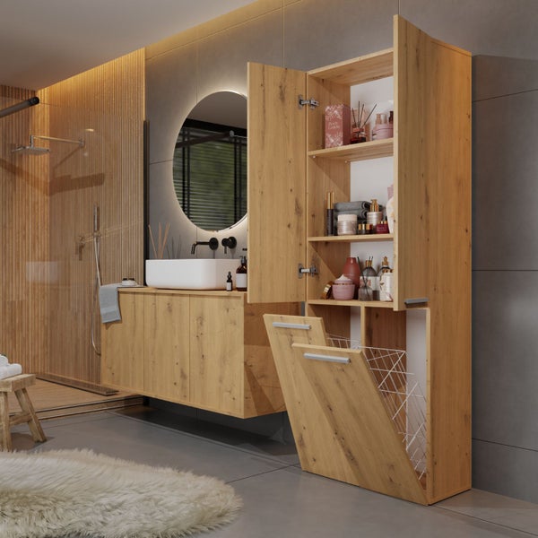 Modernes Badezimmer mit Waschtisch, Spiegel und offenem Badezimmerschrank mit Wäschekorb