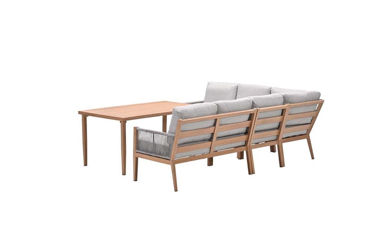 Garten-Lounge-Set aus Holz bestehend aus Ecksofa mit grauen Polstern und rechteckigem Tisch. Rückansicht.