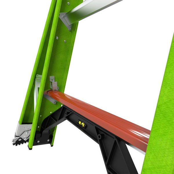 Detailansicht einer Leiter mit integrierter Wasserwaage in der schwarzen Verstrebung, grünen Holmen und einer roten Stufe.