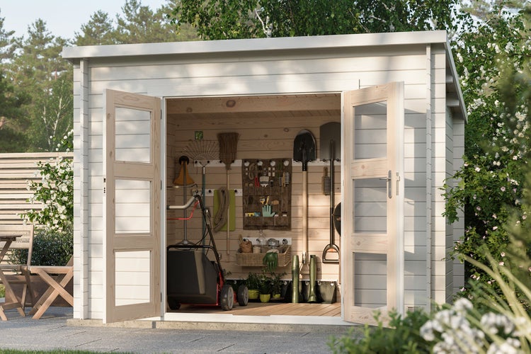 Weißes Gartenhaus aus Holz mit Pultdach, Doppeltür mit Glaseinsätzen und geordnetem Innenraum mit Gartengeräten.