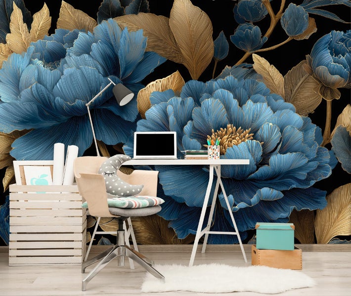 Dekoratives Arbeitszimmer mit Blumendesign-Tapete, Schreibtisch, Stuhl und Ablagekiste