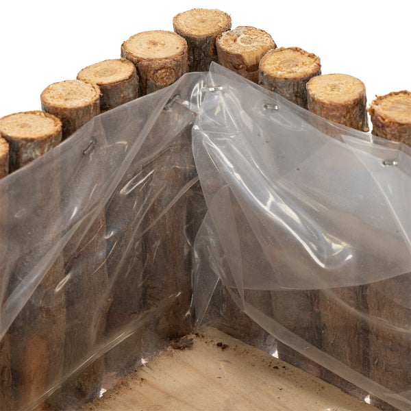 Detailansicht eines Pflanzkastens mit Holzstammoptik und Folieauskleidung.