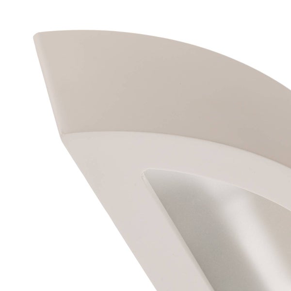 Detailaufnahme einer modernen, geschwungenen Wandleuchte mit integrierter Abdeckung für das Leuchtmittel.