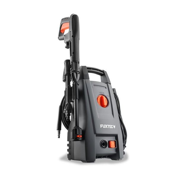 Fuxtec Hochdruckreiniger in Grau und Orange mit Sprühlanze und Hochdruckpistole.