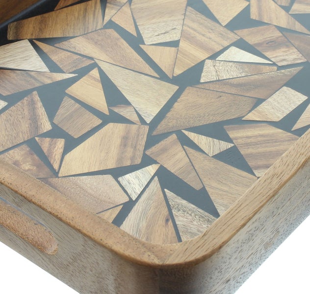 Holztablett mit geometrischem Mosaikmuster aus Holzstücken und Kunstharz.