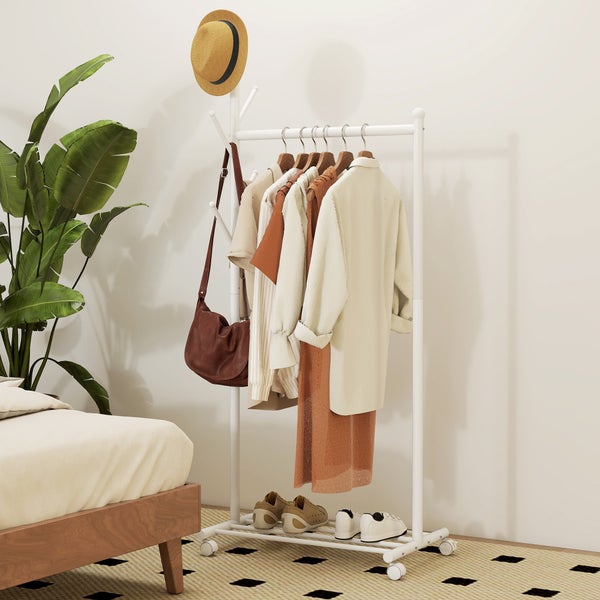 Garderobenständer mit Kleidung, Tasche und Schuhen im Flur