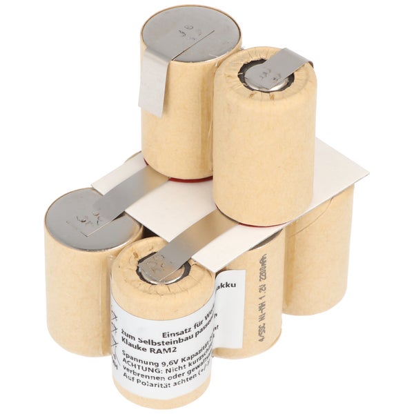 Wohnzimmer mit Sofa, Couchtisch und Schachbrett-Teppich