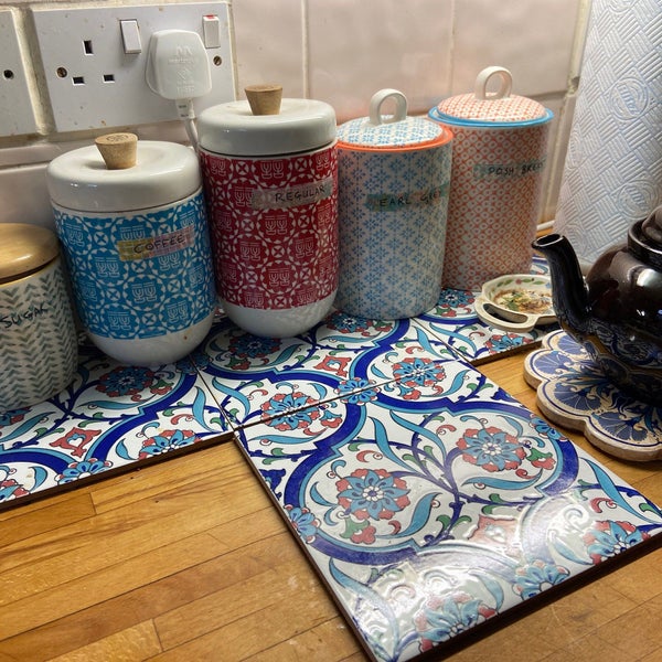 Keramikbehälter für Kaffee, Zucker und Tee auf Fliesen