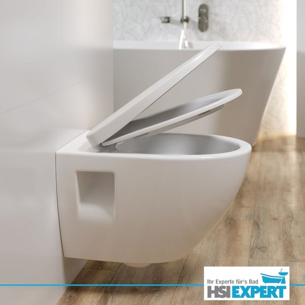 Wand-WC mit offenem Spülrand und hochgeklapptem WC-Sitz in einem Badezimmer
