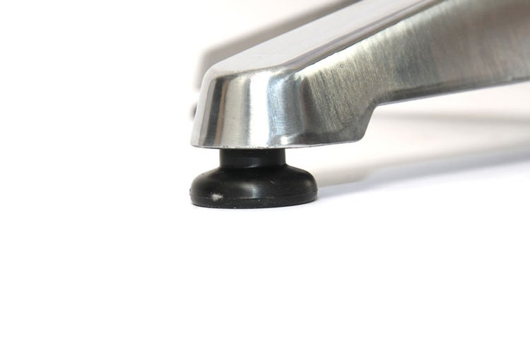 Detailaufnahme eines Stuhlbeins mit Bodenschoner.