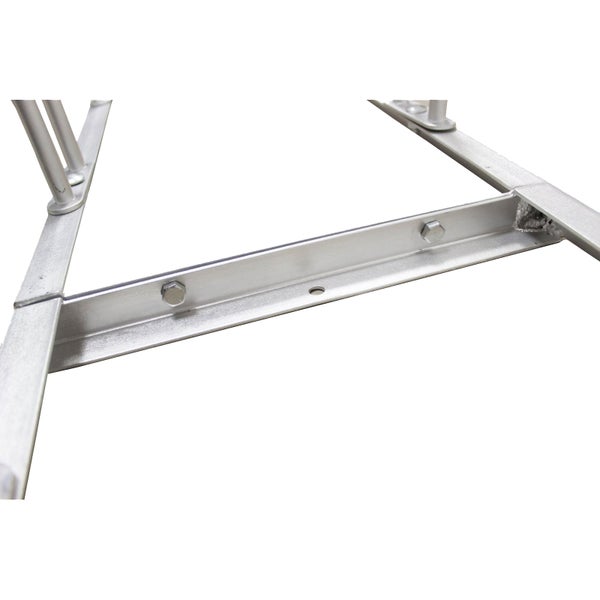 Detailaufnahme eines Gerüstbauteils aus Metall, befestigt mit Schrauben.