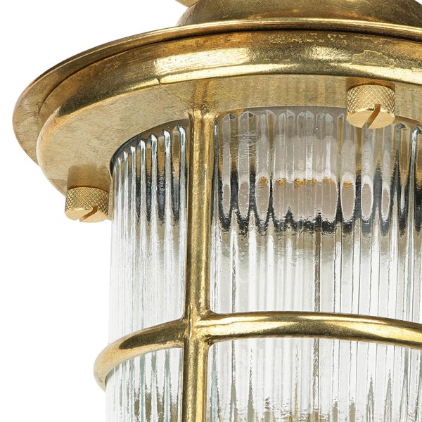 Detailaufnahme einer Deckenleuchte mit geriffeltem Glas und Metallgehäuse