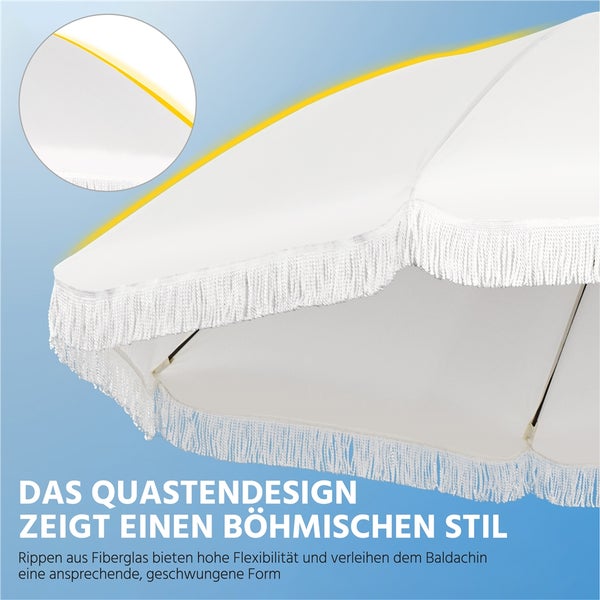Detailansicht eines weißen Sonnenschirms mit Fransen