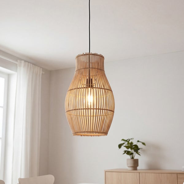 Hängeleuchte mit bauchigem Schirm aus Holzlamellen in einem hellen, modernen Raum mit Holzmöbeln und Zimmerpflanze.