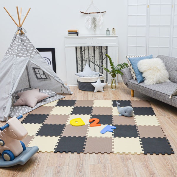 Helles, organisiertes Kinderzimmer mit schachbrettartiger Schaumstoff-Spielmatte, grauem Tipi-Zelt, Schaukelpferd und modernem Sofa auf Holzboden.