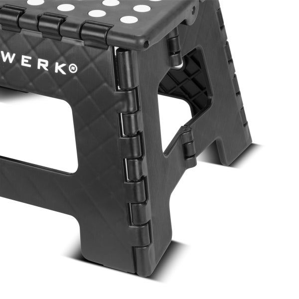 Klapphocker aus Kunststoff mit Scharniergelenk und rutschfester Trittfläche.