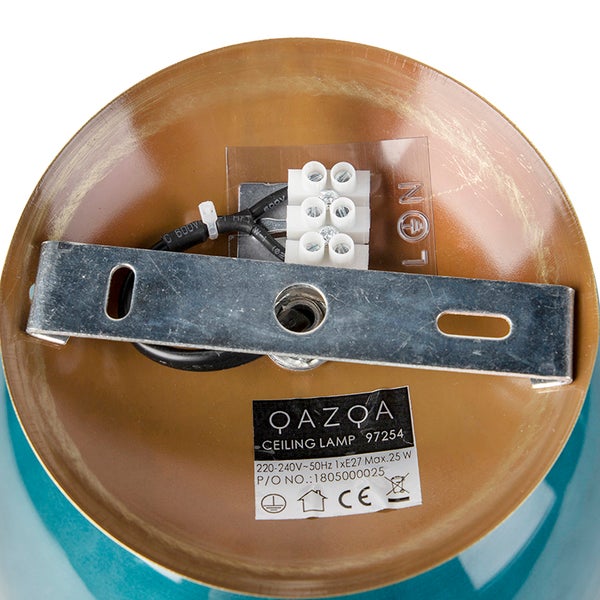 Blick auf die Deckenbefestigung einer QAZOA Deckenleuchte.