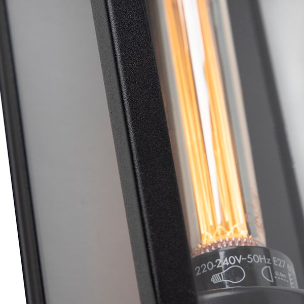 Detailaufnahme einer Außenleuchte mit LED-Filament-Leuchtmittel, E27-Fassung und schwarzem Metallgehäuse mit Glaseinsatz.
