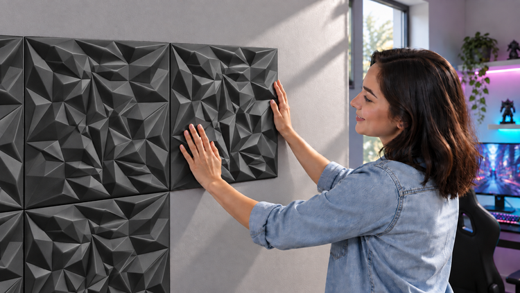 Eine Frau montiert dekorative 3D Wandpaneele mit geometrischem Design an einer Innenwand in einem modern eingerichteten Gaming Zimmer.