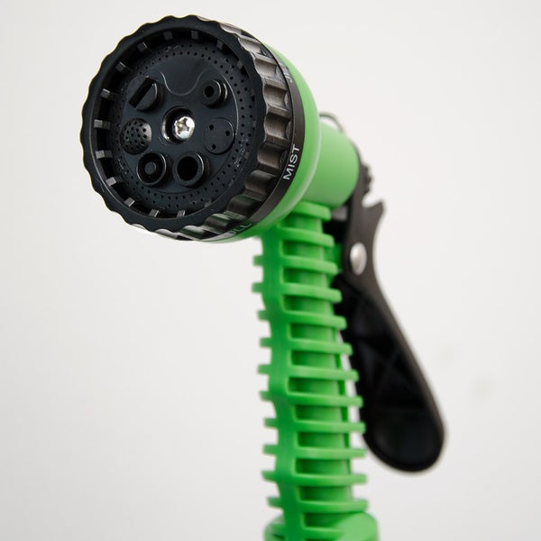 Grüne Garten-Handbrause aus Kunststoff mit schwarzem, verstellbarem Sprühkopf.