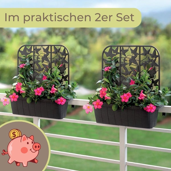 Zwei dunkle Blumenkästen mit dekorativen Rankgittern im Zweier-Set an einem weißen Balkongeländer, bepflanzt mit pinken Dipladenia.