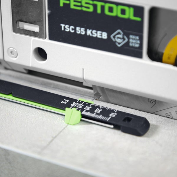 Detailansicht der Schnitttiefeneinstellung an einer Festool Tauchsäge TSC 55 KSEB mit Skala von 10 bis 50.