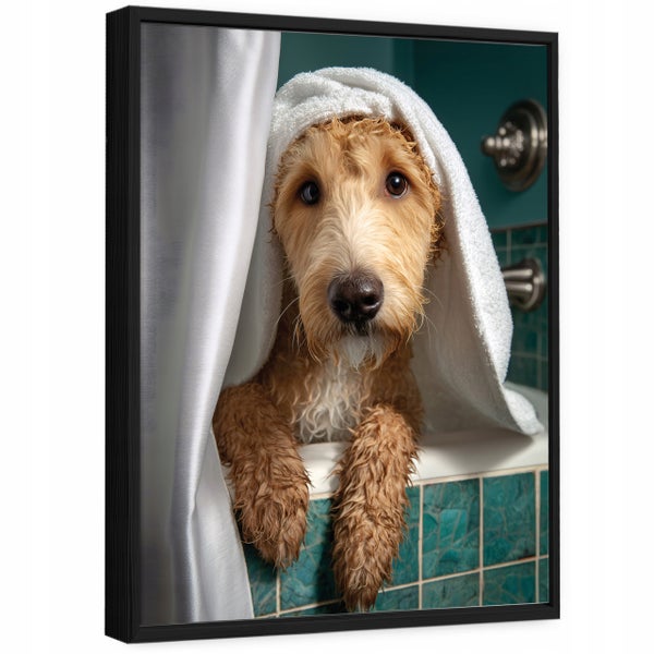 Gerahmtes Wandbild mit einem Hund in einem Handtuch in einer gefliesten Badewanne.
