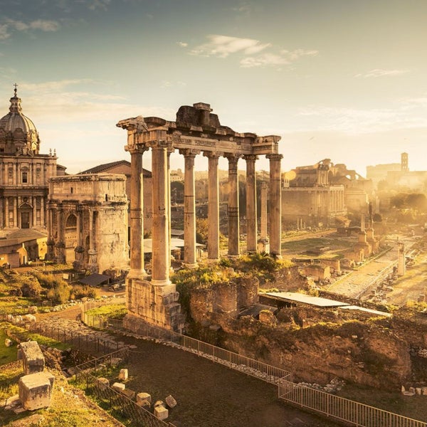 Panorama des Forum Romanum in Rom mit antiken Ruinen und Säulen.