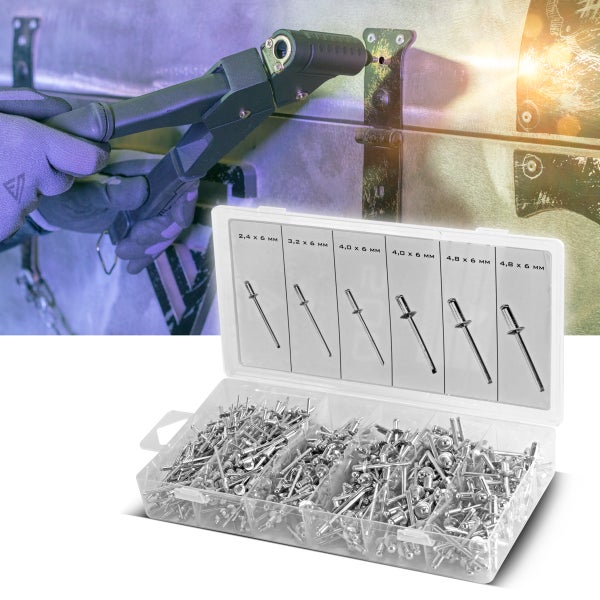 Blindnieten-Sortiment in einer transparenten Box und Anwendung einer Blindnietzange an einem Metallscharnier.