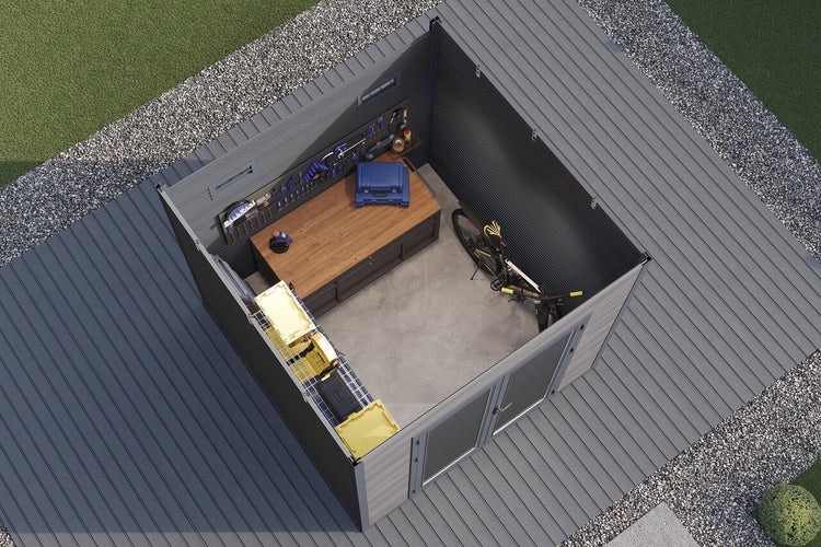 Vogelperspektive eines Gartenhauses mit Werkbank, Werkzeugwand, Regalsystem und Fahrrad auf einer Holzterrasse.