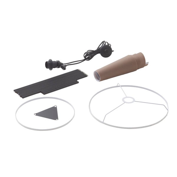 Einzelteile einer Lampe, darunter Lampenfassung, Lampenschirm und Gestell