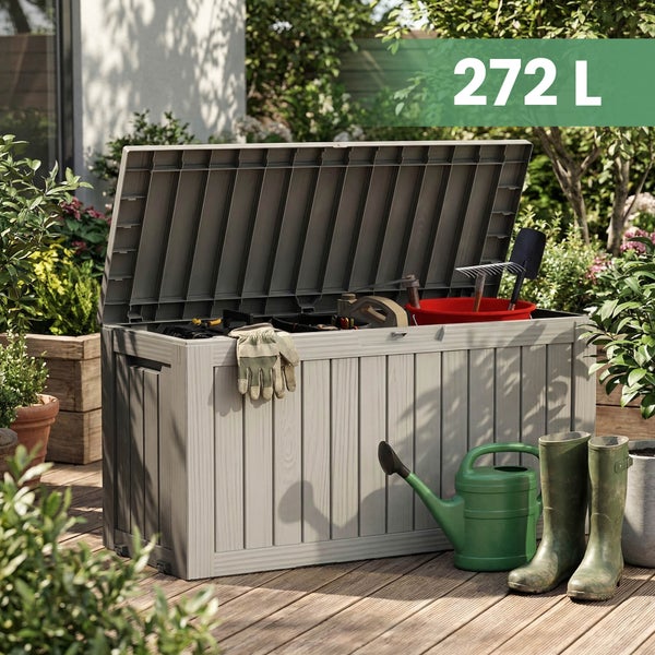 Offene Gartenbox mit 272 Liter Fassungsvermögen auf einer Terrasse, gefüllt mit Gartenwerkzeugen, neben einer Gießkanne und Gummistiefeln.
