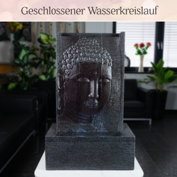 Zimmerbrunnen mit Buddha-Gesicht-Relief aus Kunststein in einem Wohnraum, geschlossener Wasserkreislauf.