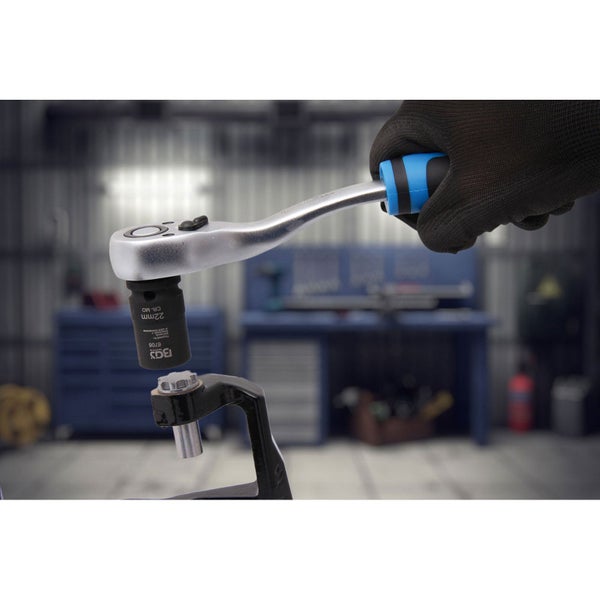 Ratsche mit 22-Millimeter-Steckschlüsselaufsatz und Handschuh