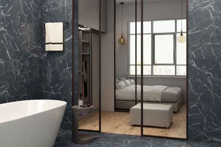 Modernes Badezimmer mit Marmorfliesen und angrenzendem Schlafzimmer