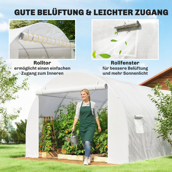 Weißes Folientunnel-Gewächshaus mit Rolltor und Rollfenster zur Belüftung. Im Inneren eine Frau mit Gießkanne zwischen Tomatenpflanzen.
