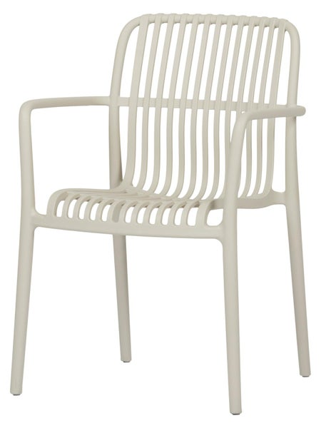 Moderner Gartenstuhl mit Armlehnen aus Kunststoff in Lamellenoptik, beige.