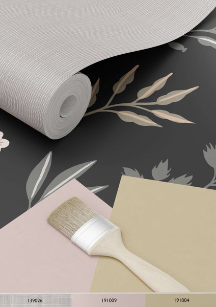 Tapetenrolle mit Blumenmuster, Farbmuster und Pinsel