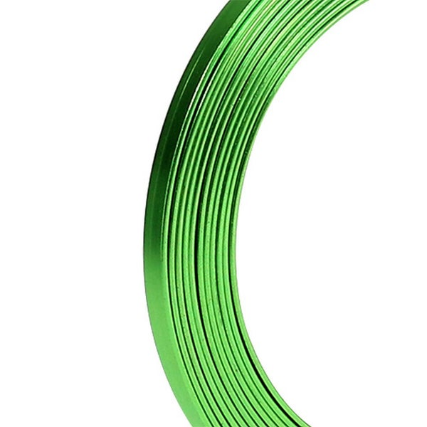Grünes, gebogenes Aluminiumprofil mit geriffelter Oberfläche.