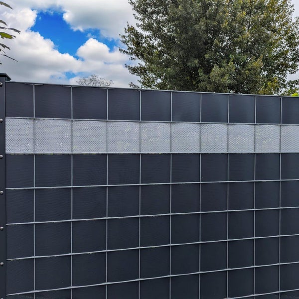 Sichtschutzzaun mit grauem Gitter und dekorativer, perforierter Platte