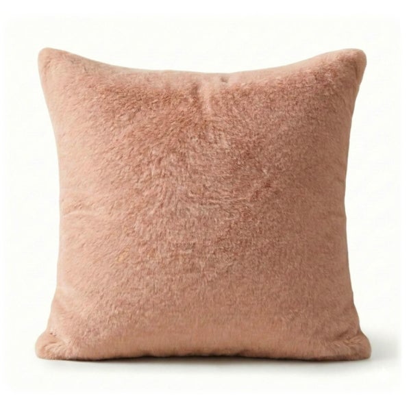 Quadratisches Dekokissen aus Kunstfell in Rose.