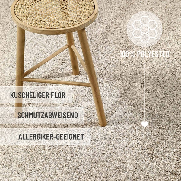 Weicher Hochflor-Teppich aus 100 Prozent Polyester, schmutzabweisend und für Allergiker geeignet, mit einem Holzschemel mit Geflecht.