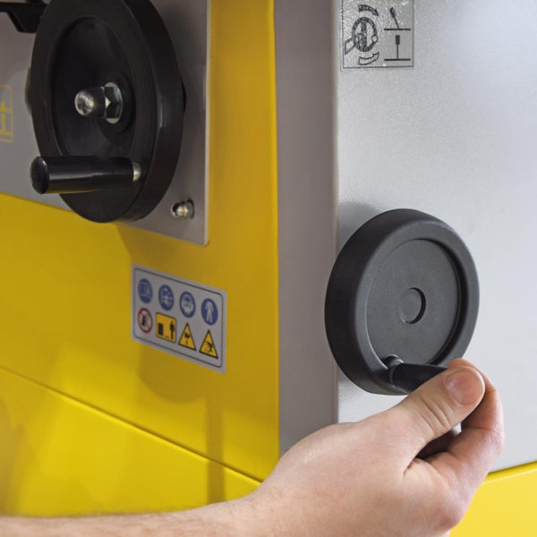 Detailansicht einer Werkzeugmaschine mit Handrad zur Einstellung