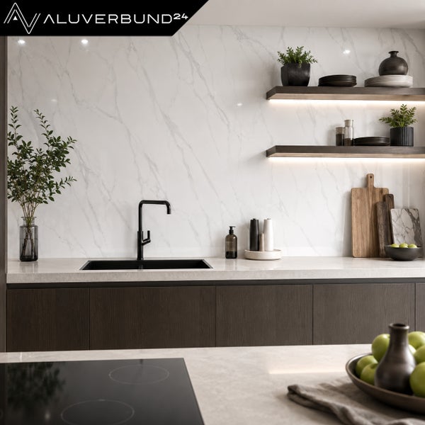 Moderne Küche mit Rückwand in Marmoroptik hinter Spüle und Armatur, Holzregalen und Schränken. Aluverbund24 Logo.