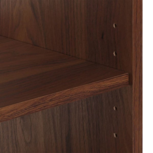Detailaufnahme eines Holzregals mit verstellbaren Regalböden