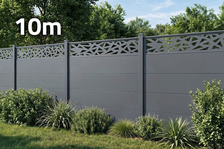 Moderne Sichtschutzwand aus Metall in einem Garten mit dekorativem Gittermuster am oberen Rand und einer Gesamtlänge von 10 Metern.