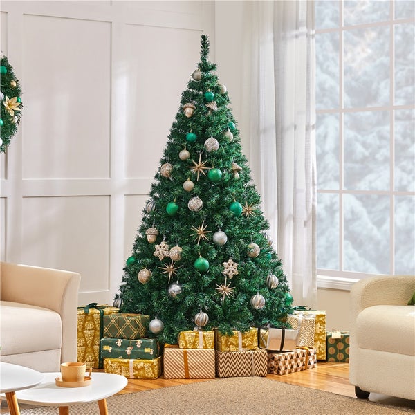 Dekorierter Weihnachtsbaum mit Geschenken in einem Wohnzimmer