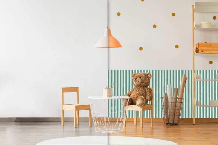 Kinderzimmer mit Schreibtisch, Stuhl, Regal, Lampe und Teddybär